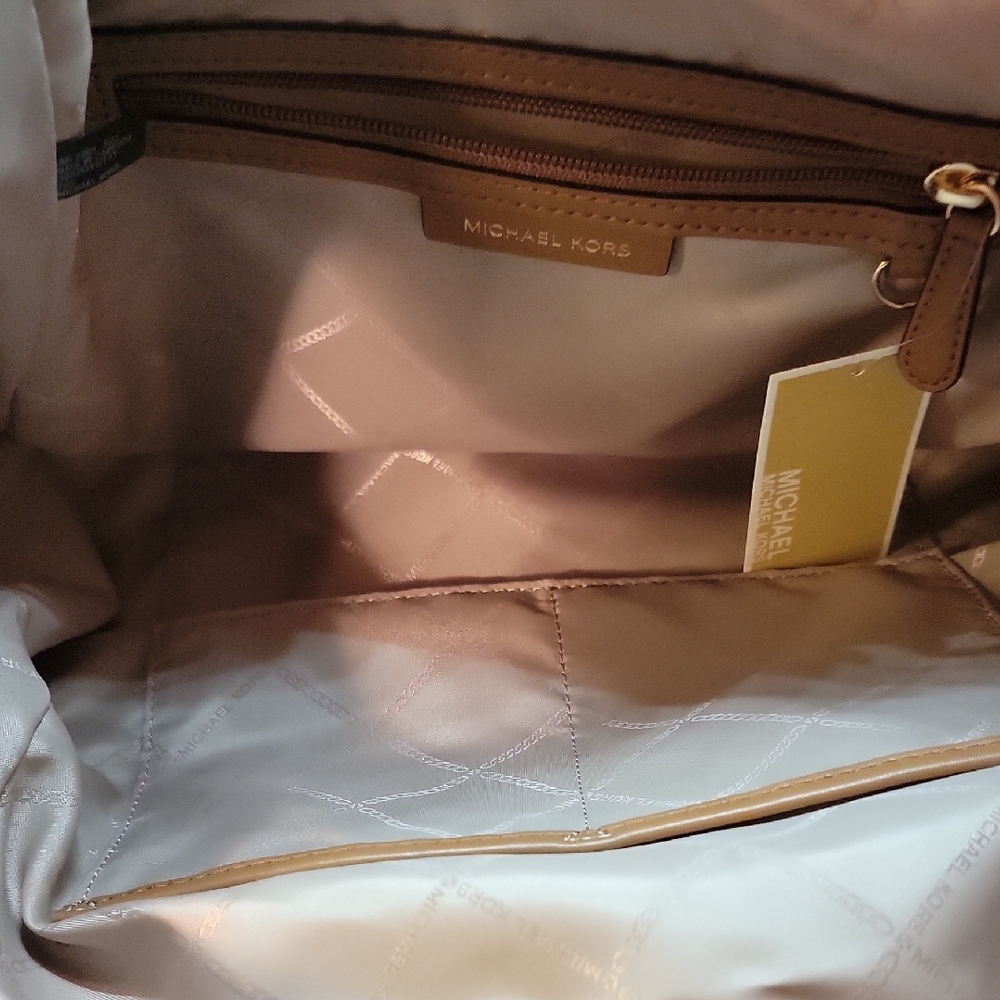 Michael Kors Beige Shoulder Bag with Gold Details - Picture 2 of 3